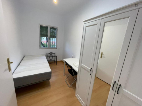 Single bedroom in a student flat, near the Blas Infante metro