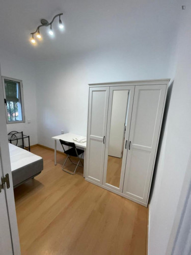 Single bedroom in a student flat, near the Blas Infante metro