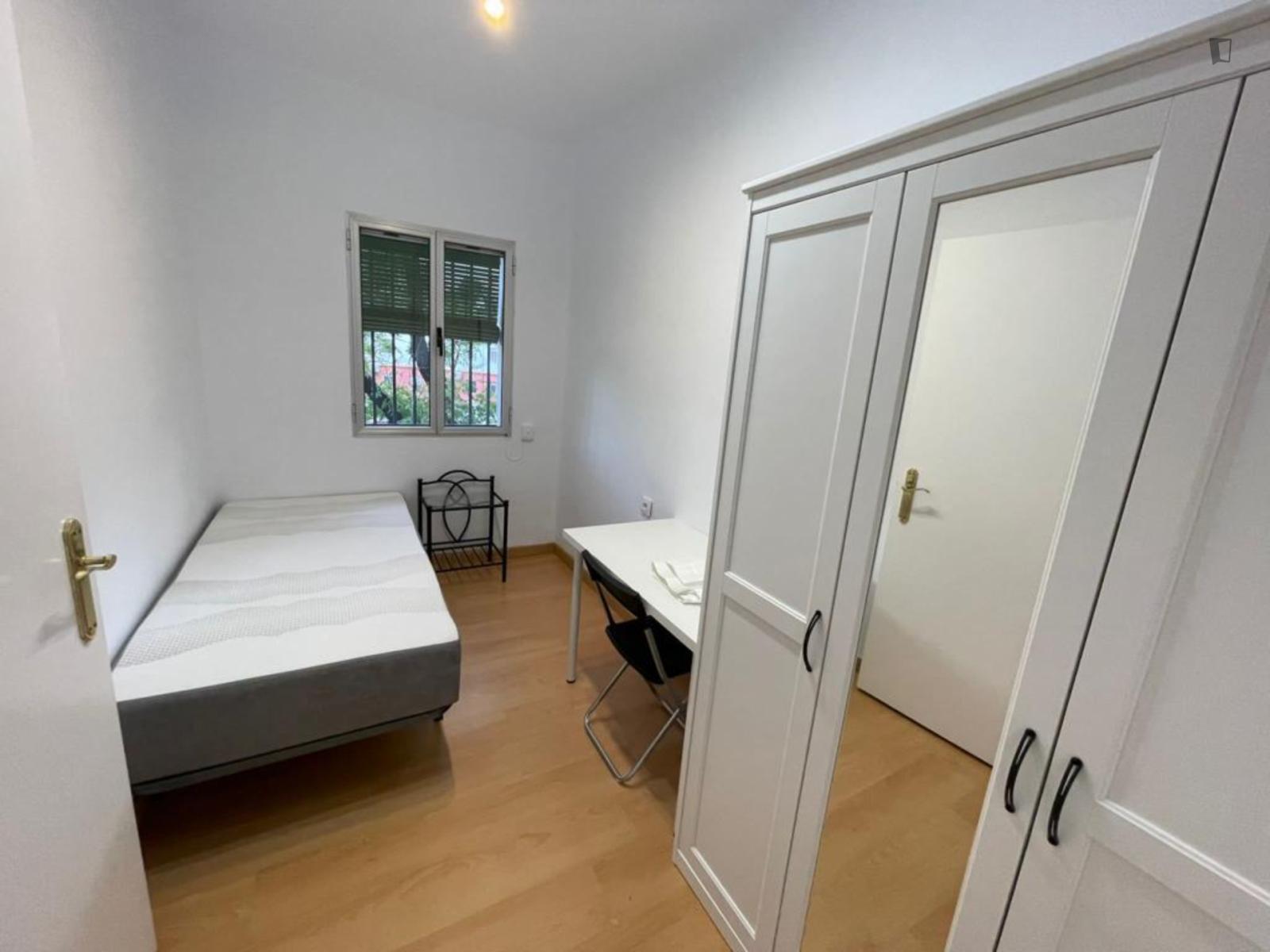 Single Bedroom In A Student Flat, Near The Blas Infante Metro - Single bedroom in a student flat, near the Blas Infante metro - Gallery - 1