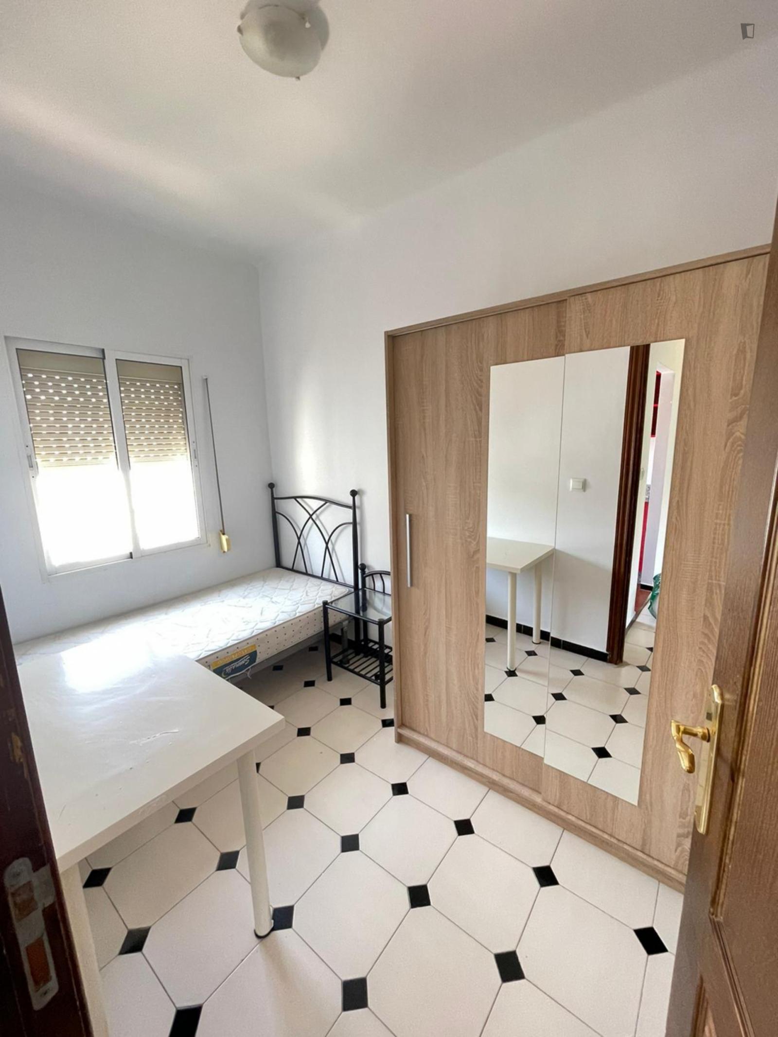 Inviting Single Bedroom In Los Remedios - 1