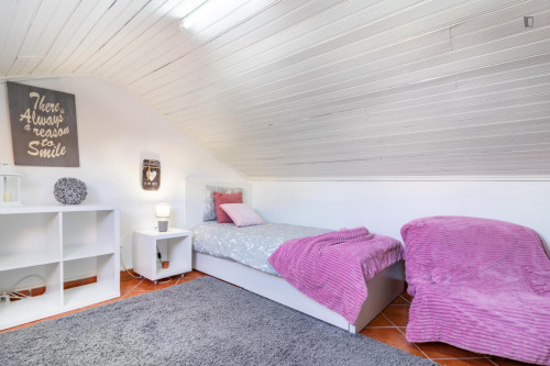 Bright single bedroom in Carcavelos