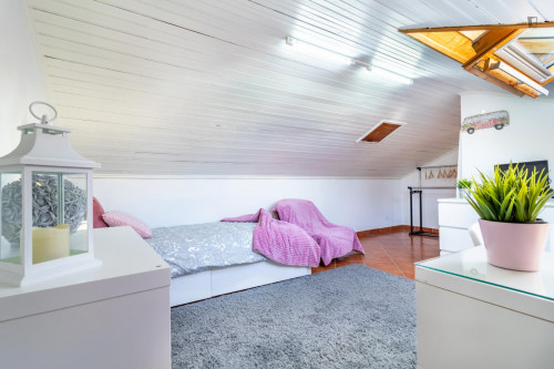Bright single bedroom in Carcavelos