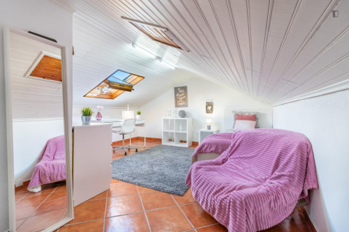 Bright single bedroom in Carcavelos