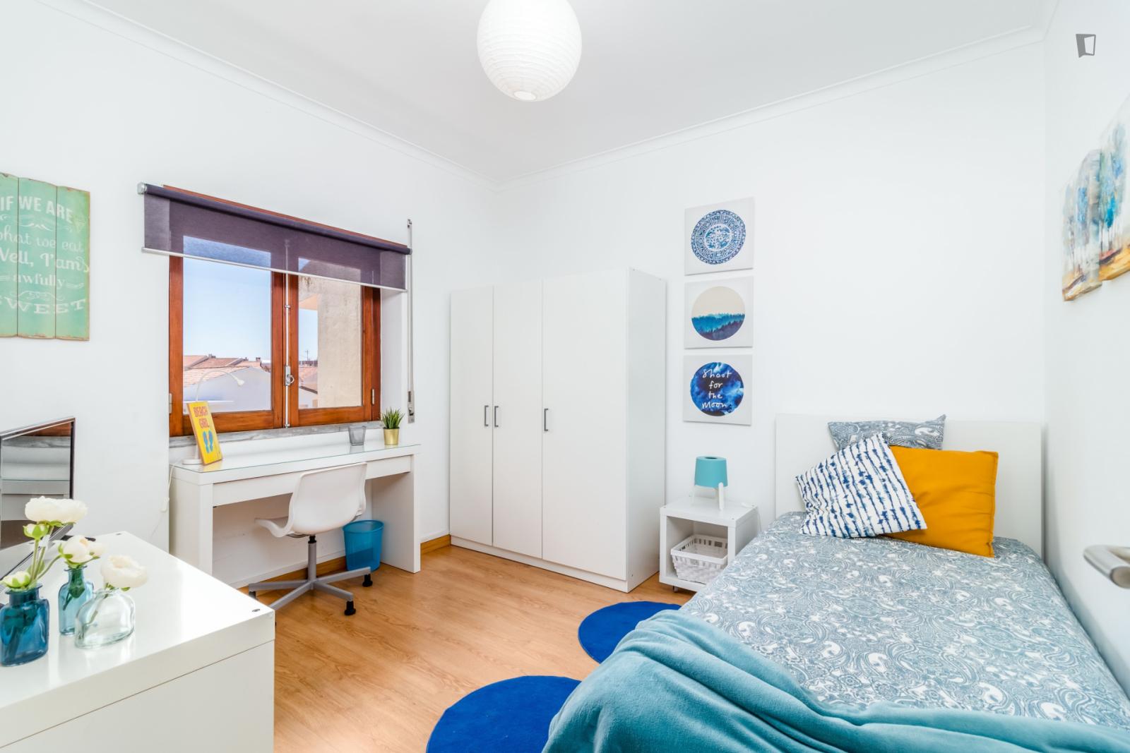 Sunny Single Bedroom With A Balcony In Carcavelos - Sunny single bedroom with a balcony in Carcavelos - Gallery - 1