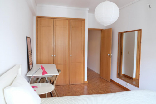 Room with queen size bed 20 min walk to Nova SBE, 7 min walk to the beach