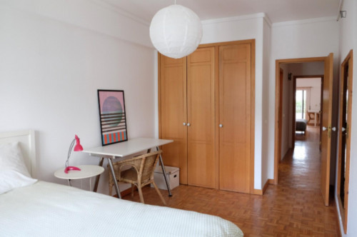 Room with queen size bed 20 min walk to Nova SBE, 7 min walk to the beach - Gallery - 5