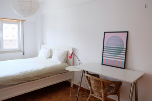 Room with queen size bed 20 min walk to Nova SBE, 7 min walk to the beach