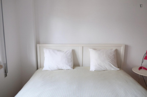 Room with queen size bed 20 min walk to Nova SBE, 7 min walk to the beach