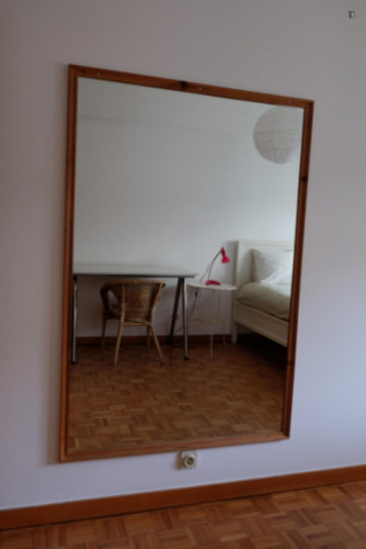 Room with queen size bed 20 min walk to Nova SBE, 7 min walk to the beach - Gallery - 6