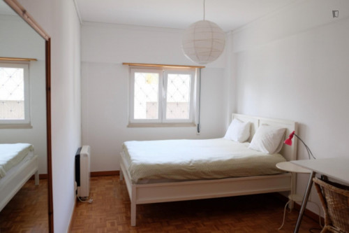 Room with queen size bed 20 min walk to Nova SBE, 7 min walk to the beach