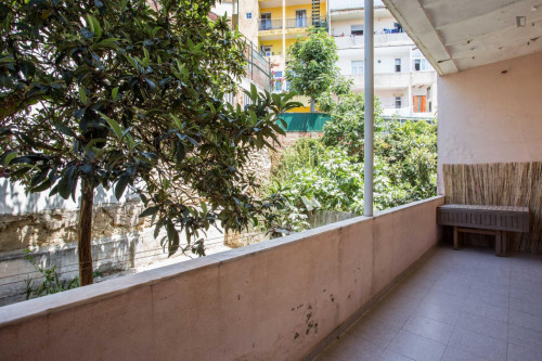 Attractive double bedroom, With Balcony, by Alameda