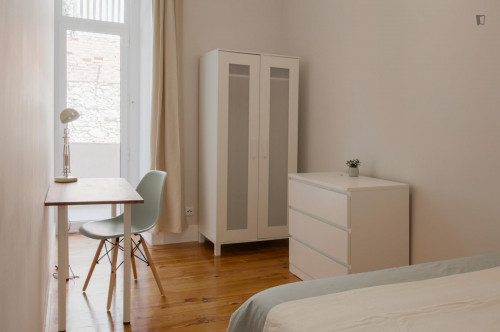 Attractive double bedroom, With Balcony, by Alameda