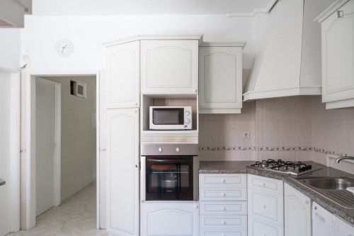 Cosy double bedroom in Arroios - Gallery - 7