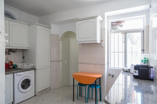 Cosy double bedroom in Arroios - Gallery - 10
