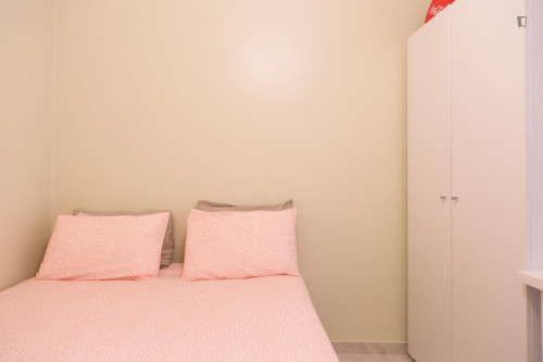 Cosy double bedroom in Arroios