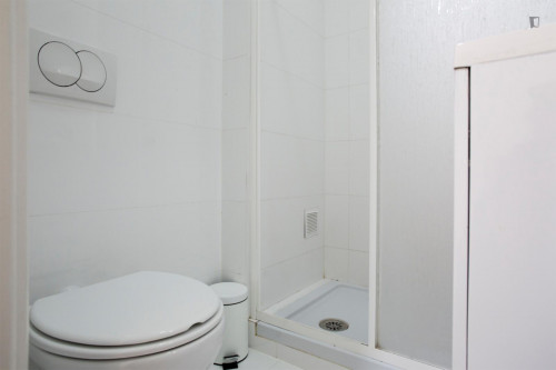 Inviting double bedroom not far from Jardim Zoológico de Lisboa - Gallery - 10