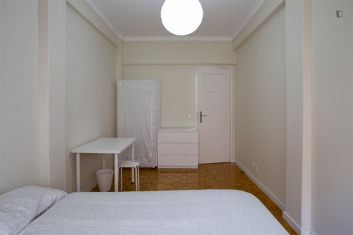 Inviting double bedroom not far from Jardim Zoológico de Lisboa