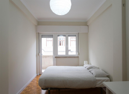 Inviting double bedroom not far from Jardim Zoológico de Lisboa