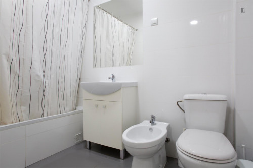 Inviting double bedroom not far from Jardim Zoológico de Lisboa - Gallery - 11