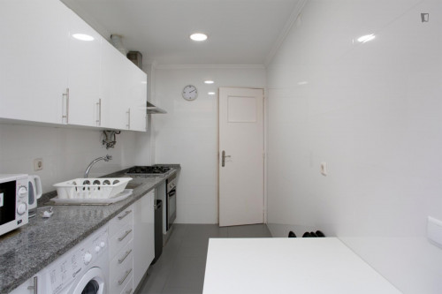 Inviting double bedroom not far from Jardim Zoológico de Lisboa - Gallery - 7