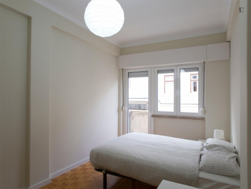 Inviting double bedroom not far from Jardim Zoológico de Lisboa