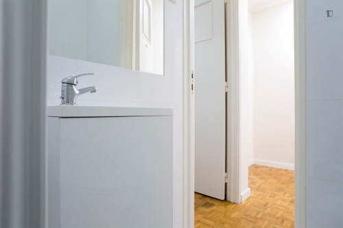 Inviting double bedroom not far from Jardim Zoológico de Lisboa - Gallery - 9