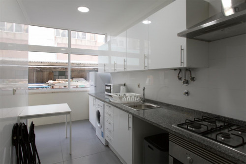 Inviting double bedroom not far from Jardim Zoológico de Lisboa - Gallery - 6
