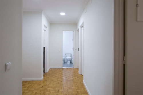 Inviting double bedroom not far from Jardim Zoológico de Lisboa - Gallery - 12
