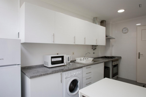 Inviting double bedroom not far from Jardim Zoológico de Lisboa - Gallery - 8