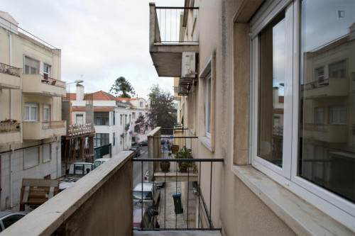 Inviting double bedroom not far from Jardim Zoológico de Lisboa - Gallery - 5
