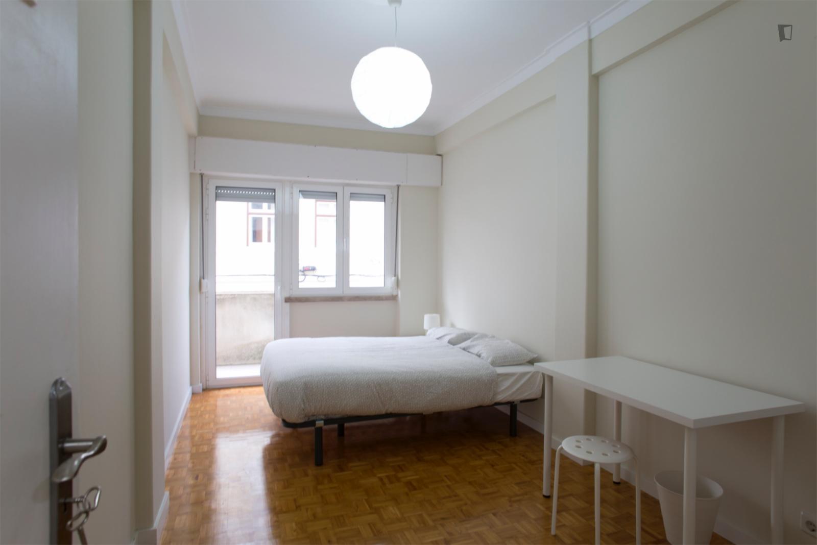Inviting Double Bedroom Not Far From Jardim Zoológico De Lisboa - 1