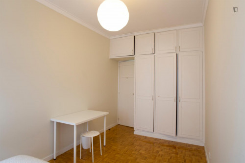 Nice double bedroom close to Alto dos Moinhos metro station