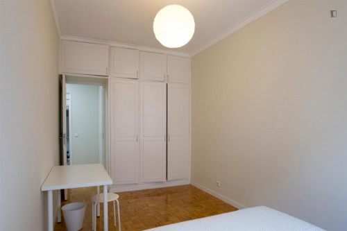 Nice double bedroom close to Alto dos Moinhos metro station