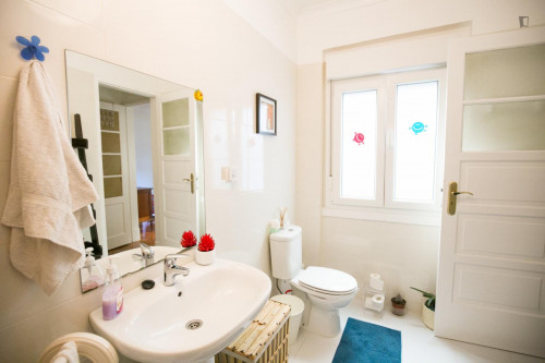 Comfortable single bedroom in Campolide - Gallery - 10