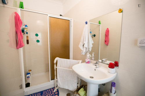 Comfortable single bedroom in Campolide - Gallery - 9