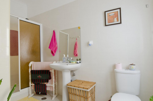 Comfortable single bedroom in Campolide - Gallery - 13
