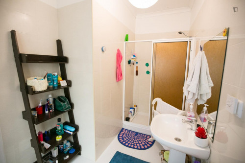 Comfortable single bedroom in Campolide - Gallery - 11