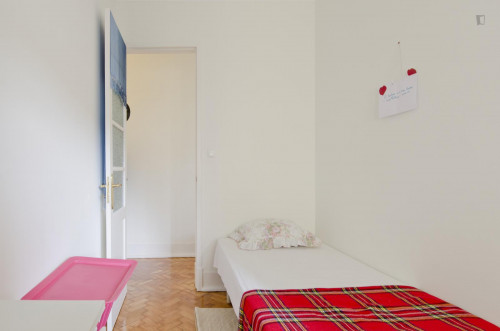 Comfortable single bedroom in Campolide - Gallery - 16