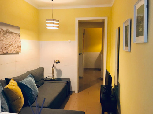 Nice and well-located 1-bedroom apartment in Areeiro