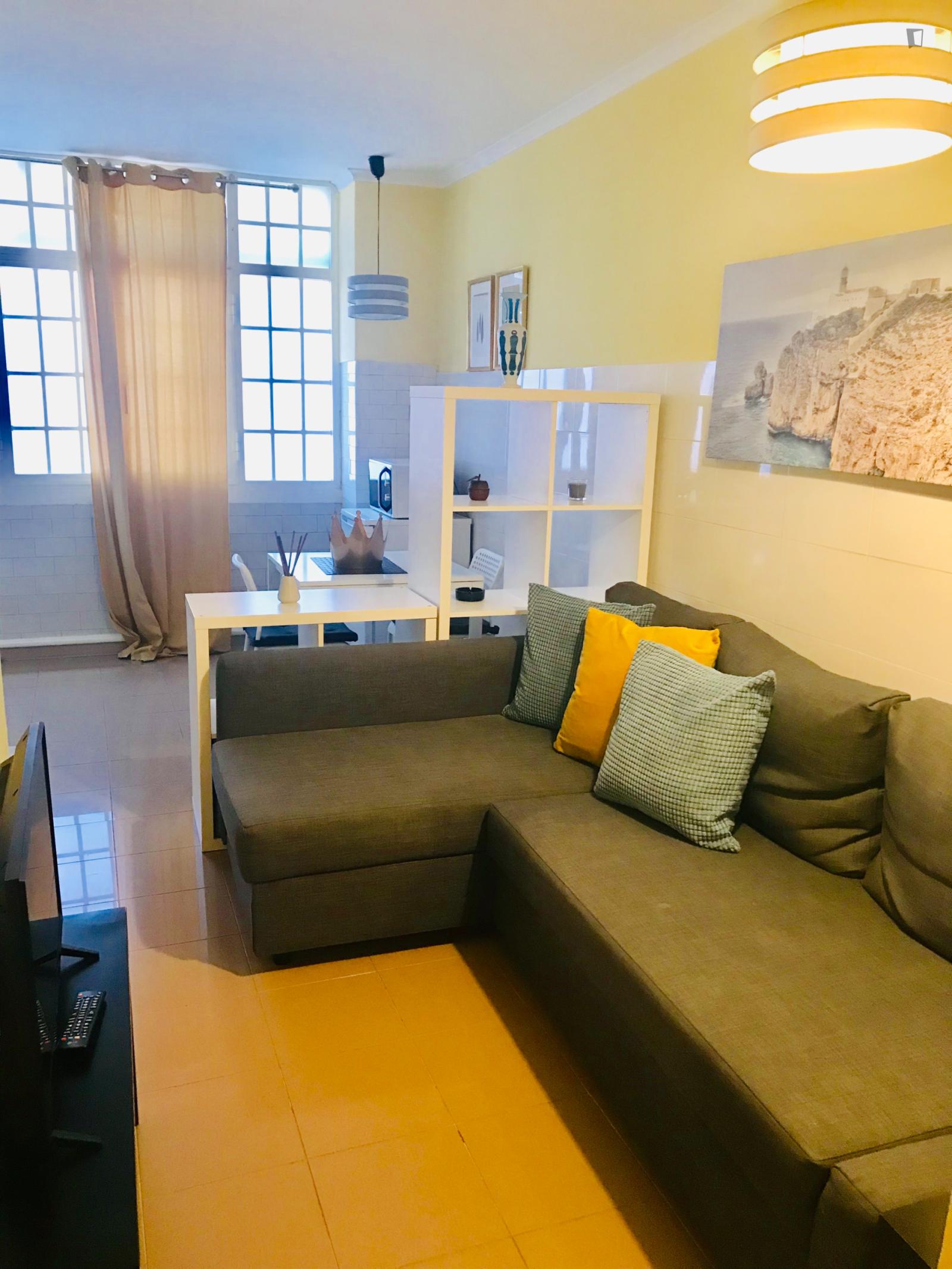 Nice And Well-Located 1-Bedroom Apartment In Areeiro - 1
