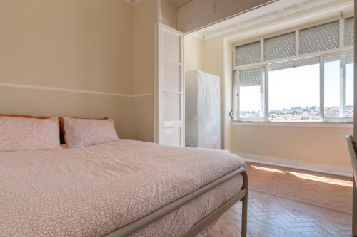 Spacious double bedroom in a 7-bedroom apartment in trendy Anjos
