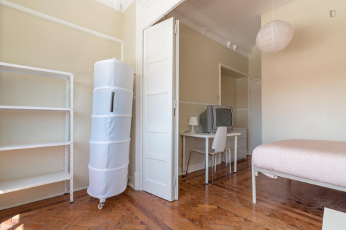 Spacious double bedroom in a 7-bedroom apartment in trendy Anjos