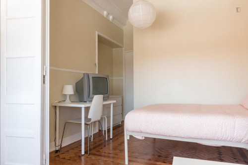 Spacious double bedroom in a 7-bedroom apartment in trendy Anjos