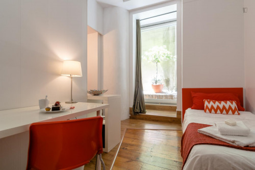 Inviting single ensuite bedroom near Rossio square