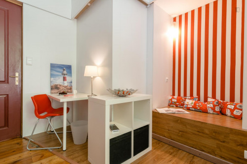 Inviting single ensuite bedroom near Rossio square