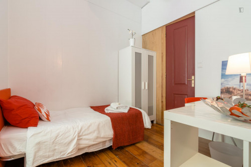 Inviting single ensuite bedroom near Rossio square