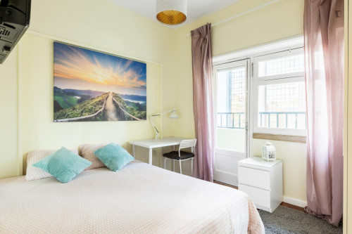 Pleasant modern double bedroom with open balcony near IST/ Campo Pequeno