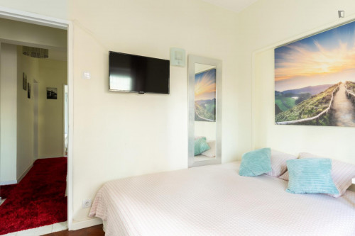 Pleasant modern double bedroom with open balcony near IST/ Campo Pequeno