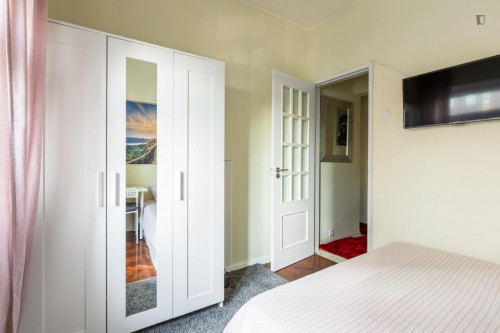 Pleasant modern double bedroom with open balcony near IST/ Campo Pequeno