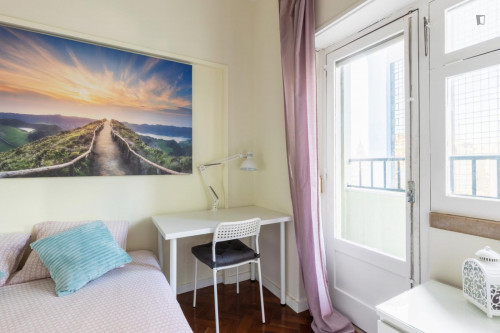 Pleasant modern double bedroom with open balcony near IST/ Campo Pequeno